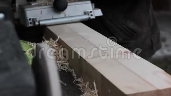 车间工人使用木刨机芯片从刨床的不同侧面飞视频的预览图