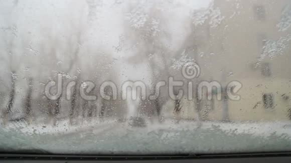 融化的雪流过汽车的挡风玻璃视频的预览图