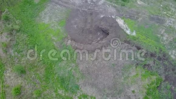 燕子巢航空观无人机顶景成堆陆地视频的预览图