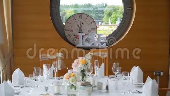 装饰精美的婚礼大厅花和钟视频的预览图