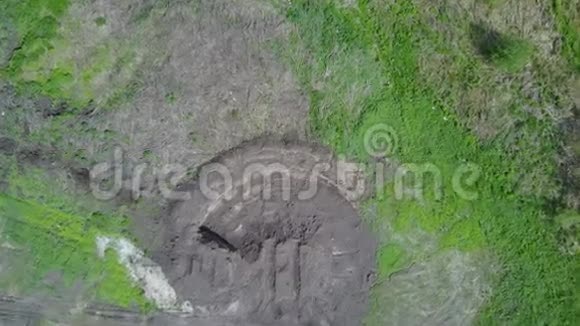 燕子巢航空观无人机顶景成堆陆地视频的预览图