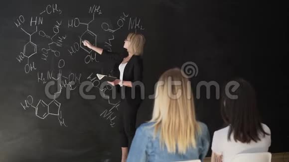 教师在粉笔板上书写公式并向学生讲解公式视频的预览图