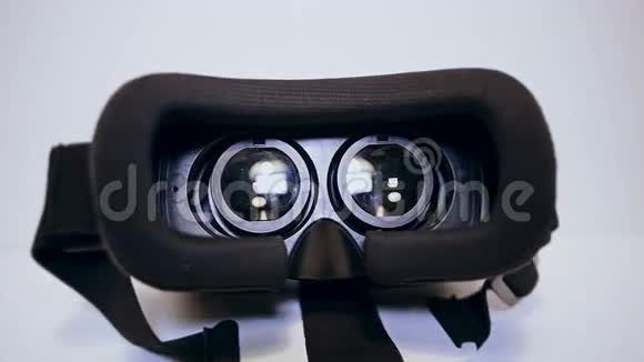 相机在虚拟现实眼镜虚拟现实从不同的角度在白色背景下缓慢移动视频的预览图