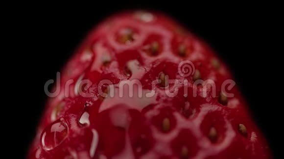草莓质地的宏观及其上的一滴幼芽视频的预览图