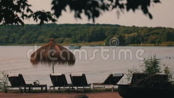 湖滨的躺椅和遮阳篷视频的预览图