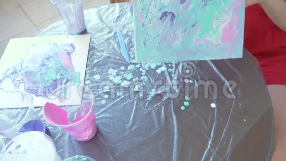 手女人准备和油漆画一幅流体艺术4k的画视频的预览图