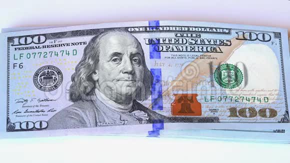 一张100美元的新钞票的角视图放大镜视频的预览图