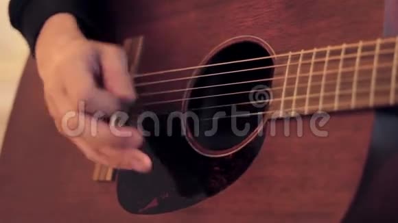 人的手触碰声吉他的弦由调解人快关门视频的预览图