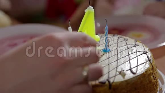 生日蛋糕和蜡烛生日派对视频的预览图