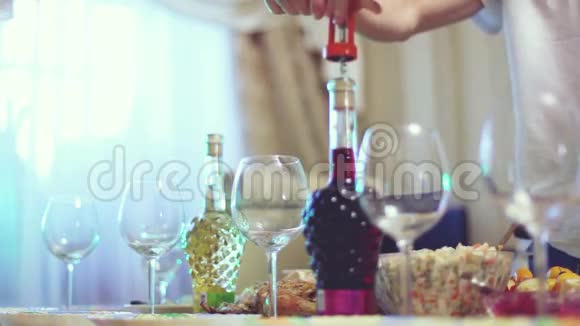 将红酒倒入端桌上的酒杯中视频的预览图