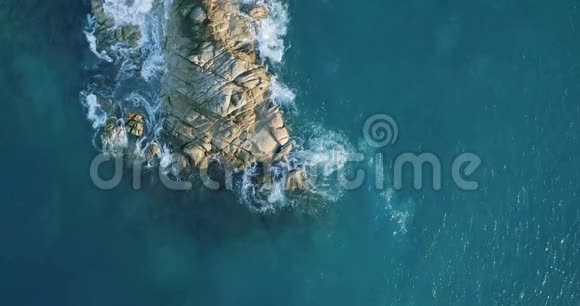 日落时岛上海滩上的鸟瞰波中断美丽的岛屿上的海浪空中观景无人机4kAnseLazio海滩普拉塞尔视频的预览图