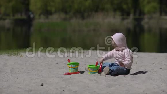 夏天快乐的孩子在沙滩上玩沙子视频的预览图