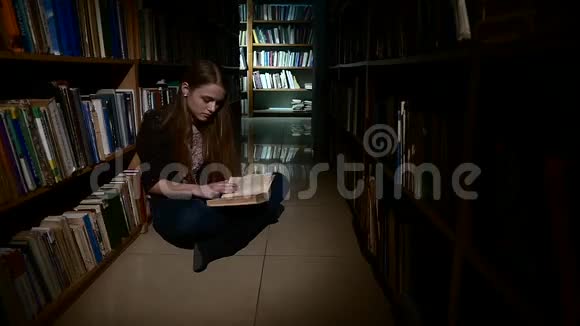 学生女孩坐在地板上看书视频的预览图