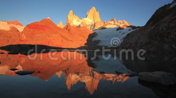 拉古纳德洛斯特雷斯和菲茨罗伊山背景阿根廷巴塔哥尼亚视频的预览图