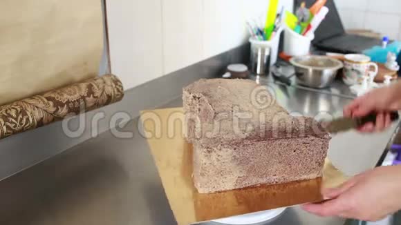 糕点厨师在糖果店装饰蛋糕视频的预览图