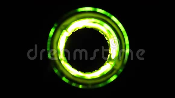 绿色啤酒瓶在黑色背景下闪闪发光视频的预览图