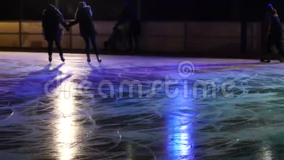 人们喜欢在夜晚的灯光下溜冰视频的预览图