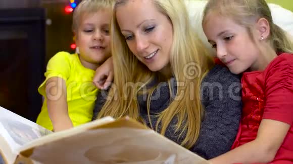 妈妈和孩子们在圣诞节看照片视频的预览图