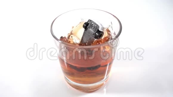 酗酒酒后驾车汽车在酒后摔在玻璃杯里这是一种开车时发生事故的概念视频的预览图