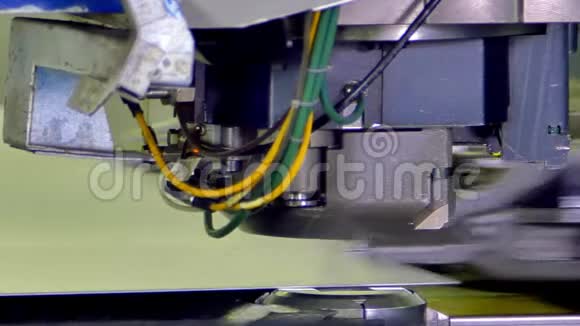在工业数控机床上加工金属薄板的切削孔冲压视频的预览图