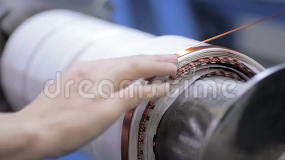 铜线缠绕包裹铜线圈制作变压器的电气线圈高压变压器生产视频的预览图