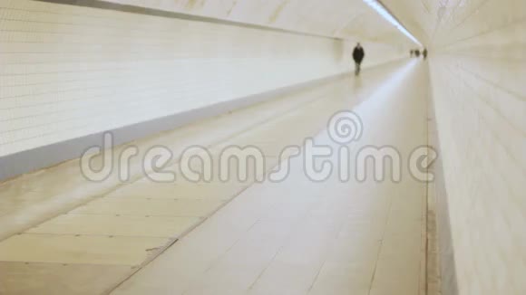 孤独的人在隧道里行走视频的预览图