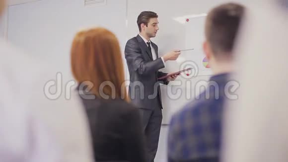 商人向团队介绍在会议室做笔记静态射击视频的预览图