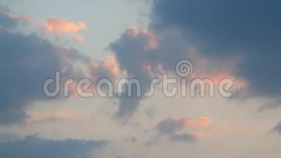 日落时分美丽的景色和五彩缤纷的云彩视频的预览图
