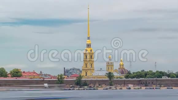 彼得和保罗堡垒横跨涅瓦河时间推移超脱圣彼得堡俄罗斯视频的预览图