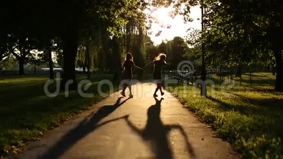 两个女孩在小巷里散步的剪影视频的预览图