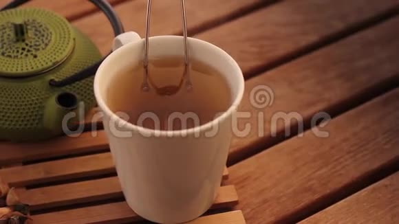 咖啡屋的草药茶和传统茶壶视频的预览图