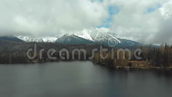 云和雪山上的斯特伯斯克普莱索鸟瞰图斯洛伐克视频的预览图