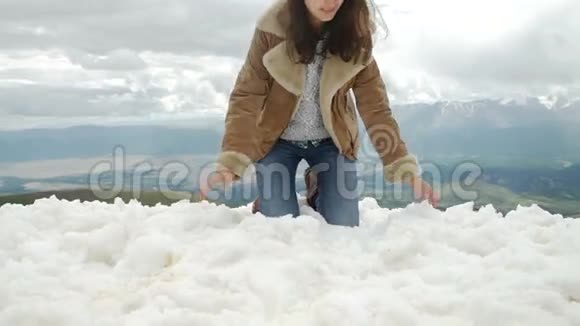 快乐的女人在冬天的山上跳跃活跃的女人享受大自然女孩在雪地里玩耍青少年在玩耍视频的预览图