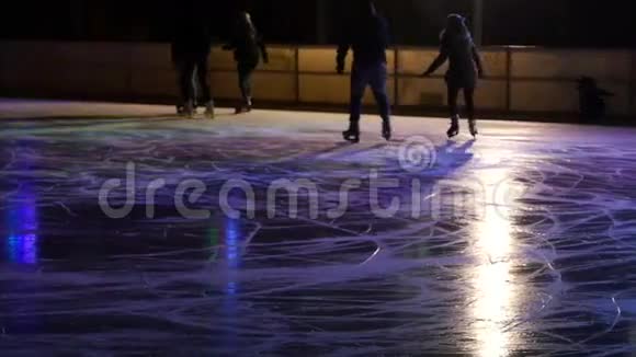 人们喜欢在夜晚的灯光下溜冰视频的预览图