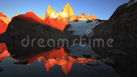 拉古纳德洛斯特雷斯和菲茨罗伊山背景阿根廷巴塔哥尼亚视频的预览图