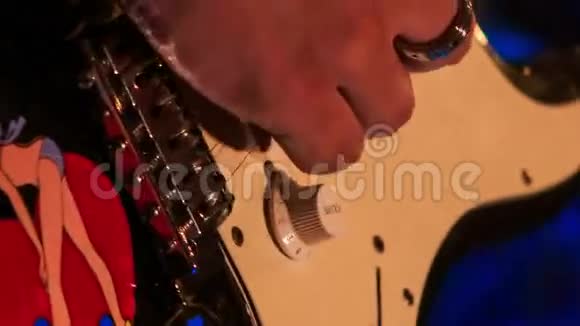 吉他手触电吉他弦在夜间酒吧在闪光灯视频的预览图