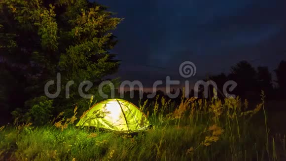 夜晚在帐篷上方移动星星和云彩夜晚时光流逝视频的预览图