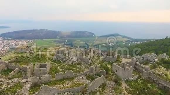空中飞越中世纪的堡垒视频的预览图
