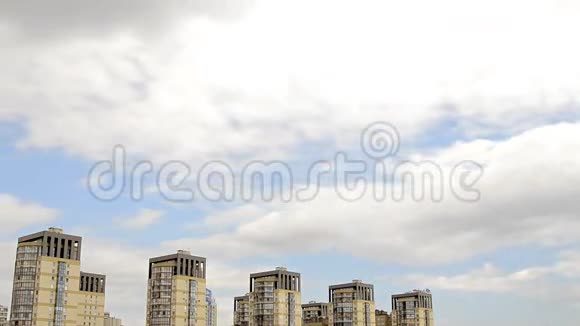一座现代城市上空的云视频的预览图