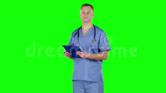 医生做笔记绿色屏幕视频的预览图