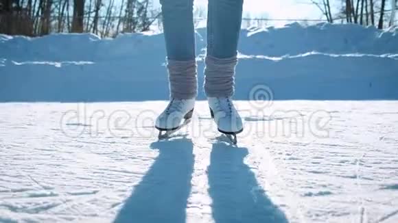 年轻女子在冰上滑冰在雪地里玩花样滑冰视频的预览图