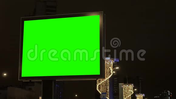 为节日装饰的街道上有绿色屏幕的广告牌视频的预览图