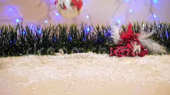 圣诞球落在桌子上视频的预览图