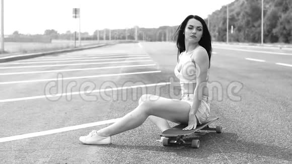 一名年轻女子在城里滑滑板视频的预览图