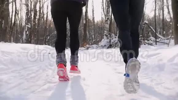 青年男女在冬林中奔跑上午视频的预览图