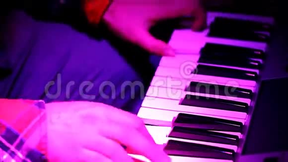 音乐家演奏电子键盘视频的预览图