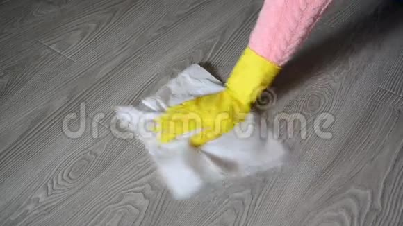 女性手中的橡胶手套清洁地板视频的预览图