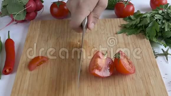 漂亮整洁的切西红柿慢动作视频的预览图