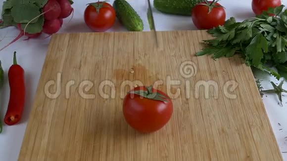 漂亮整洁的切西红柿慢动作视频的预览图