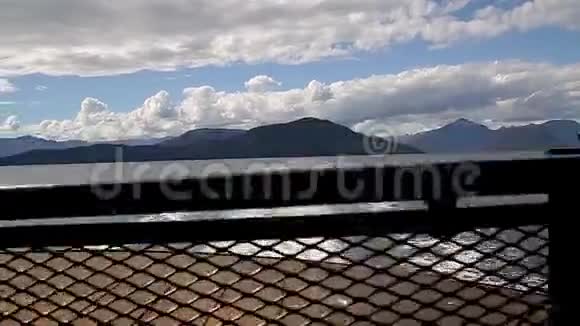 从渡船甲板上看到的阳光海岸的景色视频的预览图